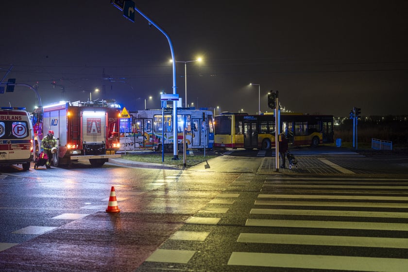 Tramwaj nr 10 wjechał w bok autobusu nr 107. Cztery osoby są lekko ranne